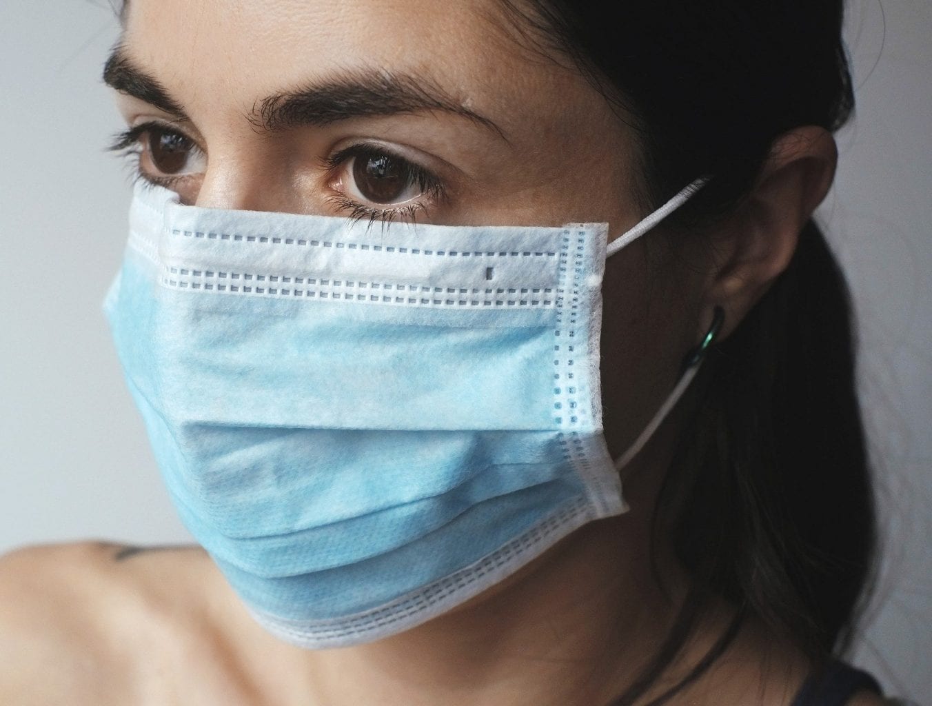 בדד בבידוד - אישה עם מסכה